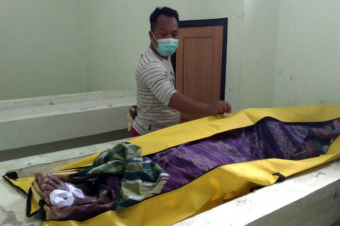 DIDUGA SAKIT: Jenazah Daniel, ABK KM Inti Nelayan 15 saat dibawa ke kamar jenazah RSUD dr Moh Saleh. (Siti Rofli