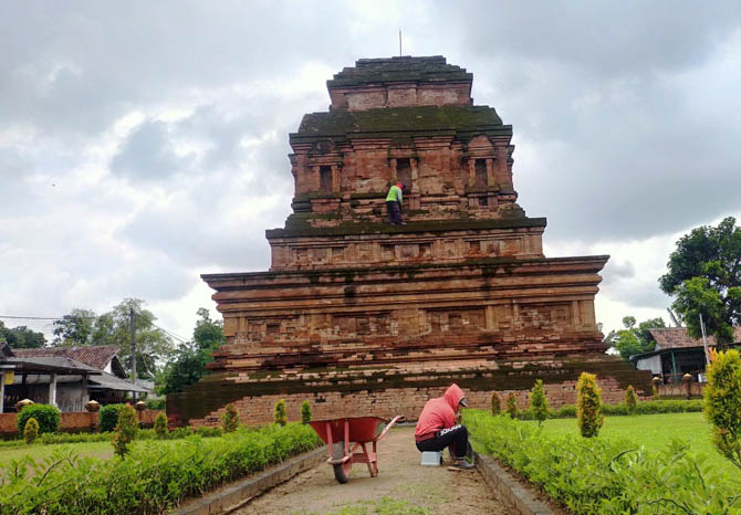 SPOT SELFIE: Bangunan Candi Gununggangsir yang berlokasi di Desa Gununggangsir, Kecamatan Beji. Candi ini dibangun sekitar abad ke 11. (Foto: Iwan Andrik/Jawa Pos Radar Bromo)