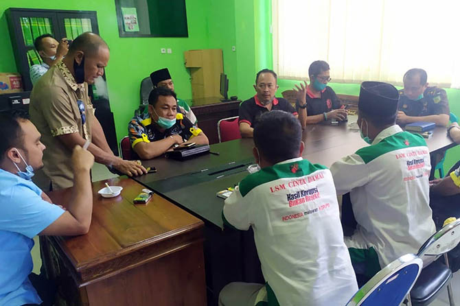 CIUM AROMA KORUPSI: Perwakilan sejumlah LSM saat menemui penyidik Kejari Kabupaten Pasuruan, (17/2). (Foto: Iwan Andrik/Radar Bromo)