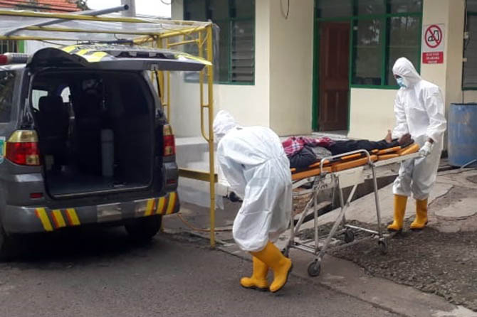 NAHAS: Petugas saat mengevakuasi jenazah Samsul Hadi, kemarin. Ia meninggal di hari pertamanya bekerja di pabrik pupuk organik. (Polsek Rembang for Jawa Pos Radar Bromo)