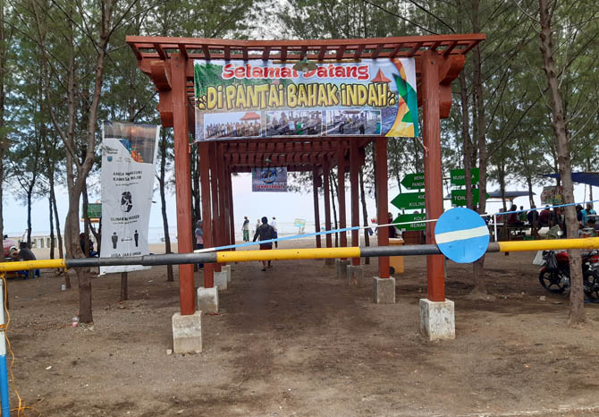 BELUM SUMBANG PAD: Suasana di pintu masuk pantai Bahak di Tongas, saat siang hari. Tahun ini rencananya lokasi wisata ini akan ditarik retribusi bagi pengunjung. (Foto: Arif Mashudi/Jawa Pos Radar Bromo)