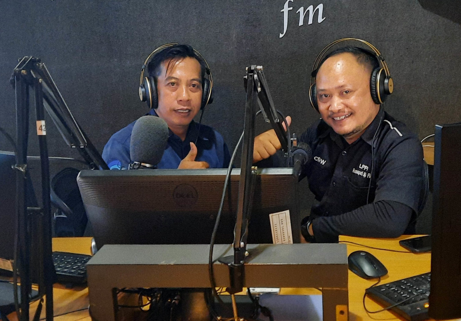 LEBIH KEKINIAN: Bima Sakti (kiri) dan Angga Ardiansyah (kanan), menjadi penyiar Radio Ramapati selama belasan tahun. Keduanya terlibat dalam siaran radio masa dulu dengan radio kekinian yang lebih modern. (Foto: Fahrizal Firmani/Jawa Pos Radar Bromo)