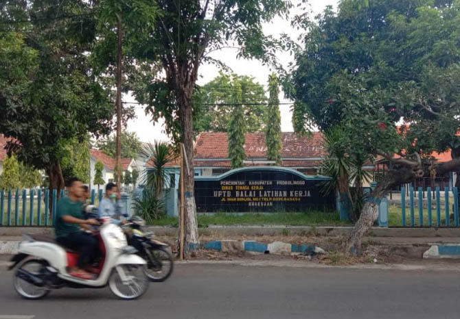 SEPI: Suasana di Unit Pelaksana Teknis (UPT) Balai Latihan Kerja (BLK) milik Dinas Tenaga Kerja Kabupaten Probolinggo, yang berada di Kelurahan Sidomukti, Kraksaan. Di tahun ini UPT BLK kembali mengajukan pelatihan kerja. (Foto: Agus Faiz Musleh/Jawa Pos