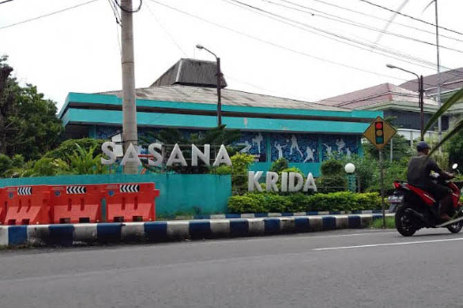 BUTUH TAMBAHAN: GOR Sasana Krida di Kraksaan. (Foto: Dok. Radar Bromo)