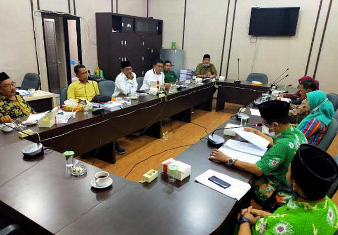 WADUL DEWAN: Beberapa lulusan PGMI menemui Komisi IV DPRD Kabupaten Pasuruan, Kamis (4/2). Mereka bercerita pengalaman mereka ditolak mengajar di lembaga SD negeri karena lulusan PGMI. (Foto: Iwan Andrik/Jawa Pos Radar Bromo)