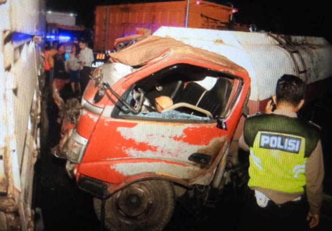 TERTAHAN: Truk yang terlibat kecelakaan di Jalan raya Kraton, tepatnya di Bendungan, Kamis (25/2) malam. (Foto: M Zubaidillah/Jawa Pos Radar Bromo)