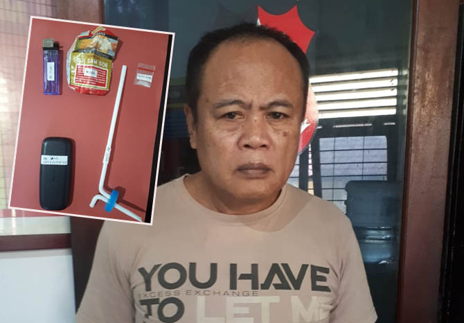 KEMBALI DITAHAN: Saleh saat diamankan di Mapolsek Pandaan. Inset, barang bukti yang diamankan dari Saleh. (Rizal Syatori/Radar Bromo)