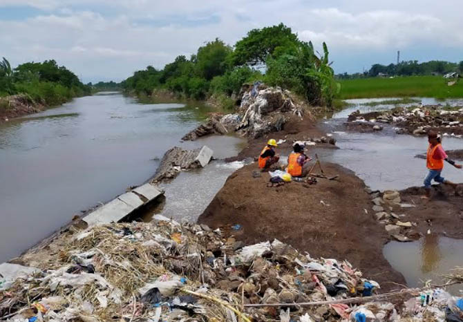 RAWAN: Kondisi kali Kedunglarangan yang beberapa waktu lalu tanggulnya jebol. Dewan mendesak agar sungai yang rawan bisa dipasang alat EWS. (Foto: dok Jawa Pos Radar Bromo)