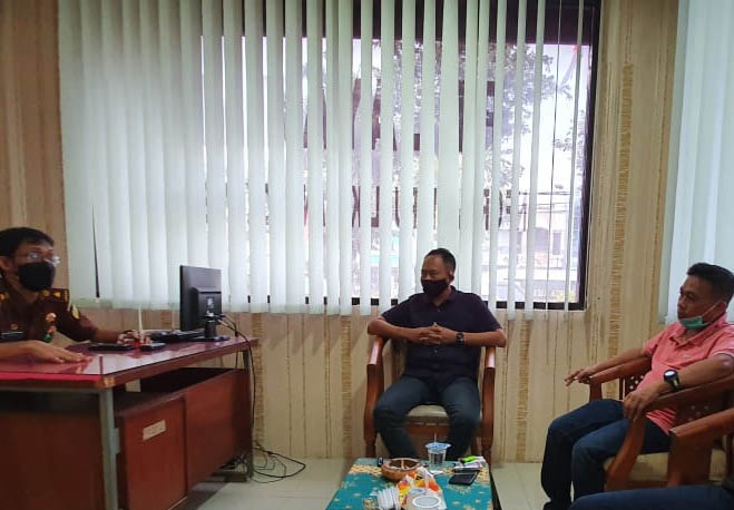 DIUSUT: Pusaka saat berdiskusi dengan Kejari Pasuruan. Kejaksaan kini tengah mengusut dugaan pemotongan BOP tahun 2020, dan pihak Pusaka mendesak agar dugaan kasus itu ditangani secara profesional. (Foto: Foto M Busthomi/Jawa Pos Radar Bromo)