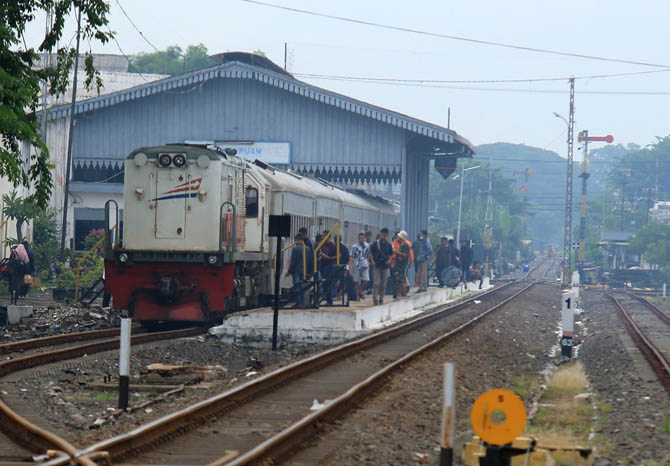 BAKAL DIUBAH: Kereta api yang singgah di Stasiun Pasuruan beberapa waktu lalu. Daop 9 berencana meningkatkan batas ambang kecepatan kereta. (Dok. Radar Bromo)
