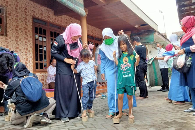 BERMAIN: Sejumlah anak korban bencana banjir di Desa Kepulungan, Gempol, mengikuti trauma healing. Mereka diajak bermain agar kembali ceria setelah mengalami bencana. Muhamad Busthomi/Radar Bromo)