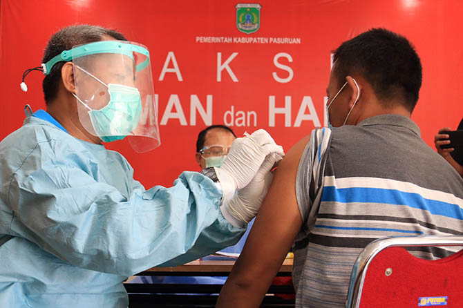 VAKSINASI: Ketua PWI Pasuruan Joko Haryanto saat divaksin, Jumat (26/2). (Mokhamad Zubaidillah/Radar Bromo)