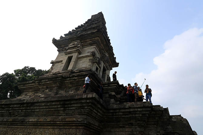 SEBELUM PANDEMI: Sejumlah pengunjung berpose di depan Candi Jawi Pandaan beberapa waktu lalu. (Mokhamad Zubaidillah/Jawa Pos Radar Bromo)