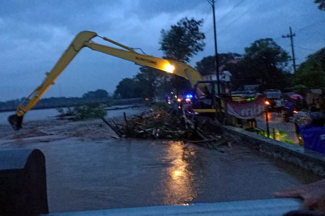 TERGENANG: Alat berat di lokasi proyek RSUD baru di Jalan Profesor Hamka. Tampak genangan yang terjadi usai hujan deras, Jumat (26/2). (Ridhowati Saputri/ Radar Bromo)