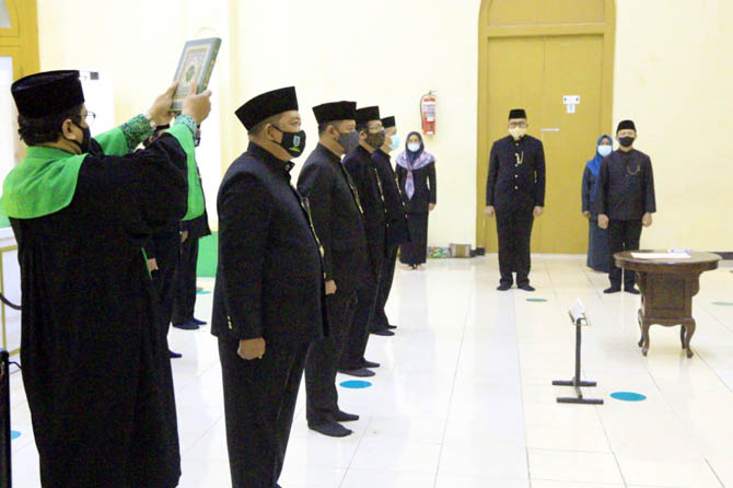 SUMPAH JABATAN: Mutasi pejabat eselon II yang digelar di museum Rasulullah Kota Probolinggo, Jumat malam (26/2). (Agus Raja/ Diskominfo Kota Probolinggo for Jawa Pos Radar Bromo)