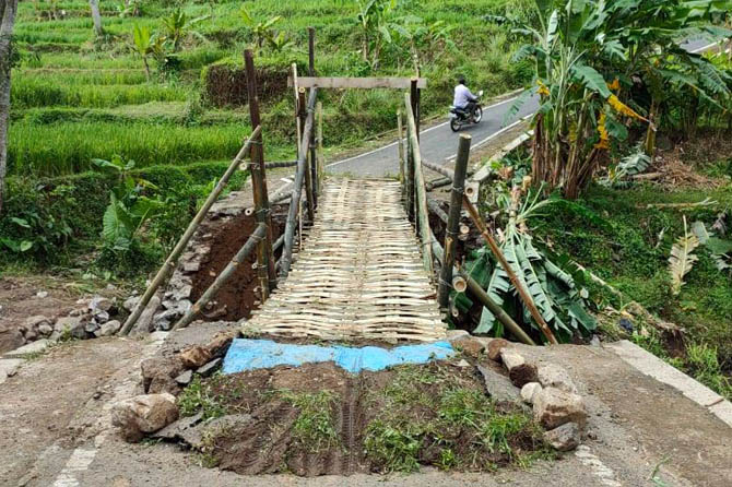 JEMBATAN DARURAT: Kondisi jembatan bambu yang sementara ini menggantikan jembatan Guwo yang ambrol usai diterjang arus sungai yang kuat pekan lalu. (Rizal Syatori/ Radar Bromo)