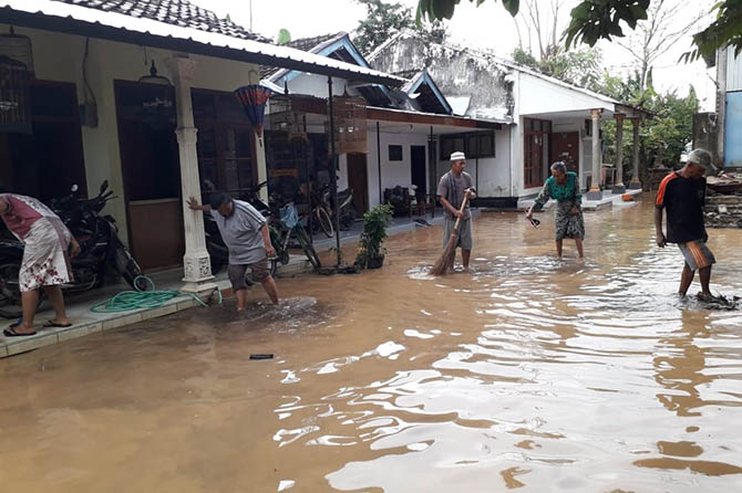TERGENANG: Puluhan rumah yang tergenang banjir di Desa/Kecamatan Dringu. (Istimewa)