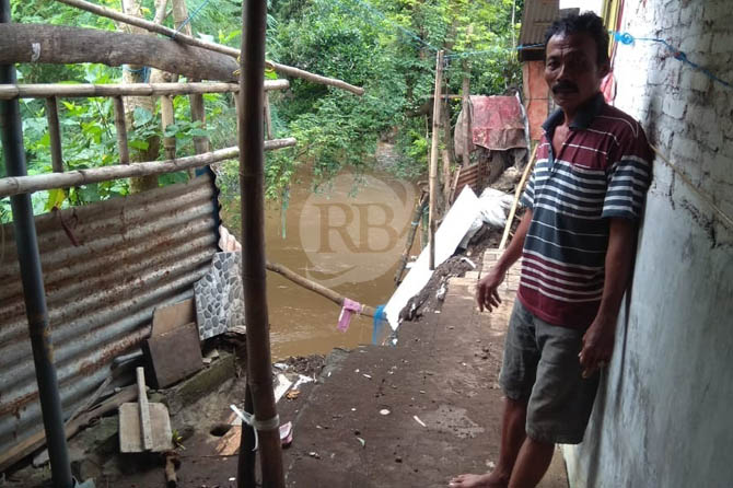 TERKIKIS: Rumah Ahmadi yang berada di tepi sungai Kedungasem. Dapur rumahnya bahkan sudah nyaris ambruk karena tepi sungai terkikis. (Foto: Rizky Putra Dinasti/Jawa Pos Radar Bromo)