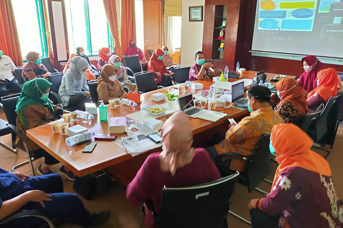 BERBENAH: Suasana bimtek pelayanan mutu dan pelayanan kesehatan tradisional yang diikuti pegawai RSUD Bangil, Selasa (9/3). (RSUD Bangil for Jawa Pos Radar Bromo)