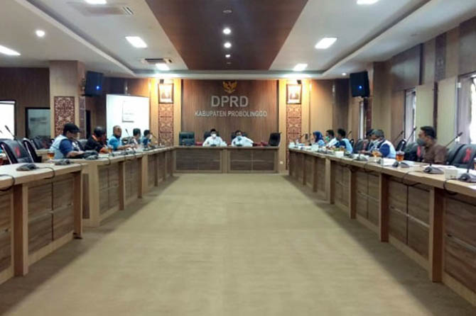 WADUL: TAPM saat menyampaikan aspirasinya ke anggota DPRD Kabupaten Probolinggo. (Foto: Agus Faiz Musleh/Radar Bromo)