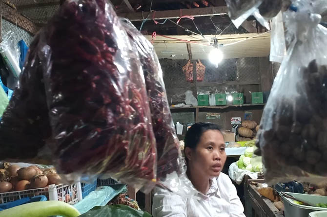 DIKEMAS PLASTIK: Cabai kering impor dari India yang dijual pedagang di Pasar Besar Probolinggo. (Foto: Ridhowati Saputri/Jawa Pos Radar Bromo)