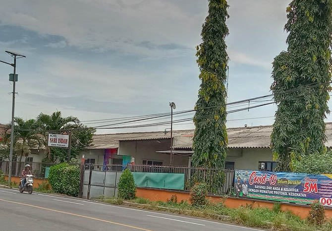 KOSONG: Hotel Sari Indah di Kecamatan Gending kini tak lagi dimanfaatkan sebagai rumah Isolasi bagi pasien positif Covid-19 tanpa gejala. (Foto: Achmad Arianto/Jawa Pos Radar Bromo)