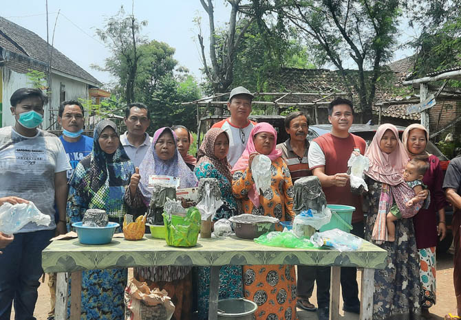 DARI LIMBAH: Media tanaman warga Desa Dhompo di Kraton yang dibuat dari limbah. Limbah tersebut didapat dari sungai Welang. (Foto: Fahrizal Firmani/Jawa Pos Radar Bromo)