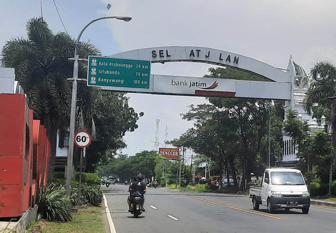 IDENTITAS KOTA: Sejumlah huruf di papan nama batas Kota Pasuruan di Jalan Ir Juanda, Kelurahan Blandongan, Kecamatan Bugul Kidul, mulai copot. (Foto: Fahrizal Firmani/Jawa Pos Radar Bromo)