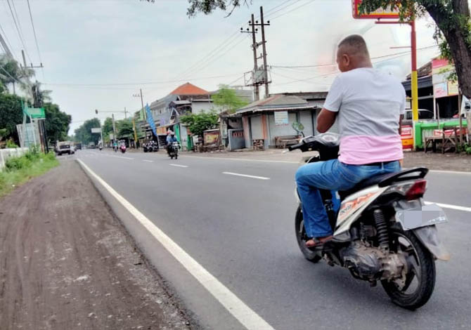 BAKAL DILEBARKAN: Pengendara melintas di jalur Kejayan-Purwosari, pagi kemarin. Jalur yang menghubungkan Pasuruan-Malang ini bakal dilebarkan yakni sepanjang 5,2 kilometer. (Foto: M Busthomi/Jawa Pos Radar Bromo)