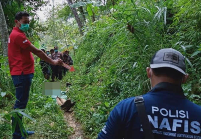 SEBELUM EVAKUASI: Jenazah Jumanis saat masih di TKP sebelum dievakuasi petugas. (Polsek Puspo for Jawa Pos Radar Bromo)