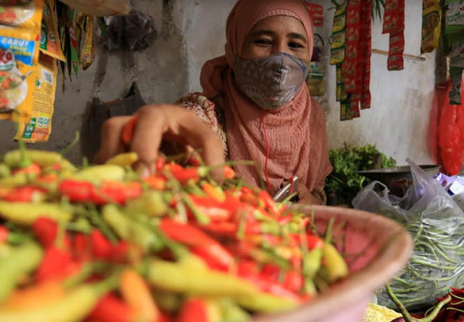 MASIH TINGGI: Pedagang cabai di pasar besar Pasuruan. (Foto: M Zubaidillah/Jawa Pos Radar Bromo)