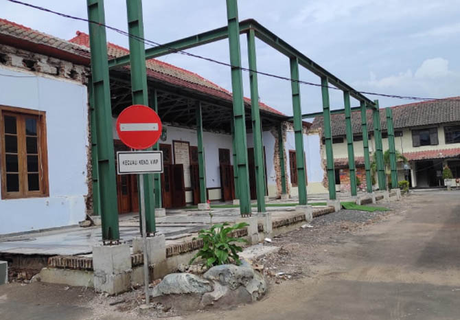 DIREHAB: Bangunan rumah dinas Bupati Pasuruan di kompleks Pendapa Kabupaten Pasuruan yang saat ini sedang direhab. (Foto: Fandi Armanto/Jawa Pos Radar Bromo)
