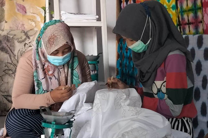 KREATIF: Sejumlah anggota Batik Cantik Suropati (BCS) tengah nyanting, Minggu (28/2). Saat ini ada 20 orang yang tergabung dalam BCS. (Foto M Busthomi/Jawa Pos Radar Bromo)