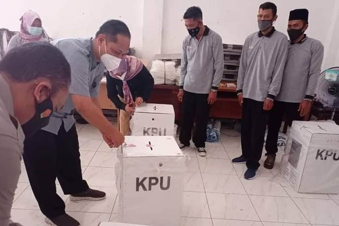 ARSIP: Kotak suara hasil Pilwali Pasuruan 9 Desember lalu saat dibuka KPU. (Foto: Istimewa)