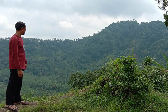 MENARIK: Salah seorang wisatawan berada di spot pertama wisata Bukit Parang, Desa Rejing, Kecamatan Tiris. Spot ini biasanya pengunjung mempersiapkan diri untuk mendaki menuju spot kedua yang menjadi lokasi camping. (Agus Faiz Musleh/Jawa Pos Radar Bromo)