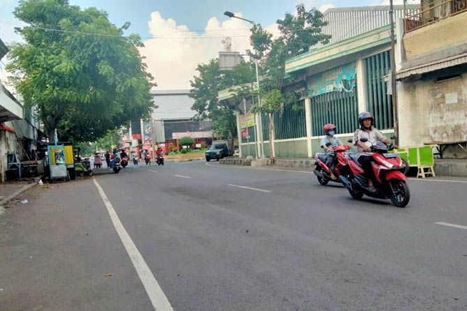 Kondisi Jalan Sulawesi yang trotoar dan saluran airnya akan diperbaiki untuk mengantisipasi genangan. (M. Busthomi/Radar Bromo)