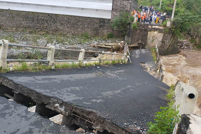 25 METER: Jembatan di Sumbersuko yang ambruk. Jembatan ini patah di tiga titik. (Foto: Rizal F. Syatori/Jawa Pos Radar Bromo)