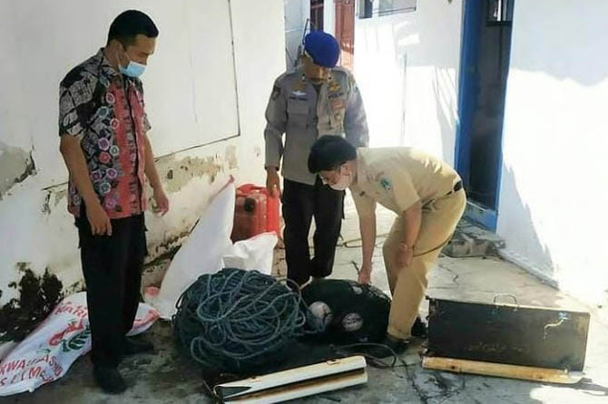 DILARANG: Anggota Polairud menunjukkan jaring trawl milik nelayan yang disita petugas. (Foto istimewa)
