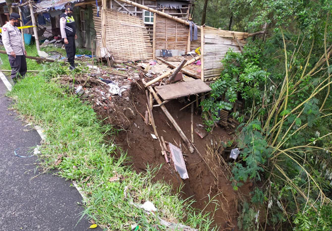 MEMBAHAYAKAN: Plengsengan di tepi jalan Dusun Wonosari Barat, Desa Wonosari, Kecamatan Tutur yang longsor. (Foto: Rizal F. Syatori/Jawa Pos Radar Bromo)