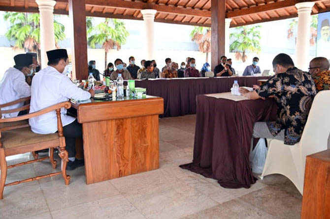 TUNE IN: Sejumlah pejabat OPD mengikuti rapat bersama Saifullah Yusuf dan Adi Wibowo, di pendapa Surga Surgi. (Foto Kominfo for Jawa Pos Radar Bromo)