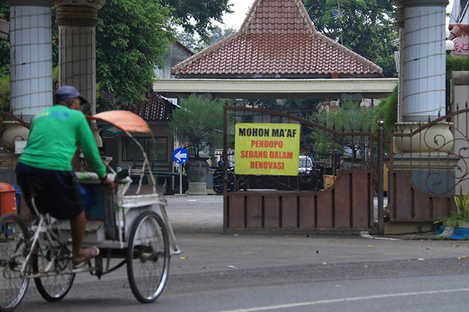 SATU KAWASAN: Gerbang pintu pendapa Kabupaten Pasuruan yang dipasang papa nada renovasi. Renovasi itu adalah rehab rumah dinas dan rencananya juga membenahi lapangan tenis yang ada di dalam pendapa. (Foto: M Zubaidillah/Jawa Pos Radar Bromo)