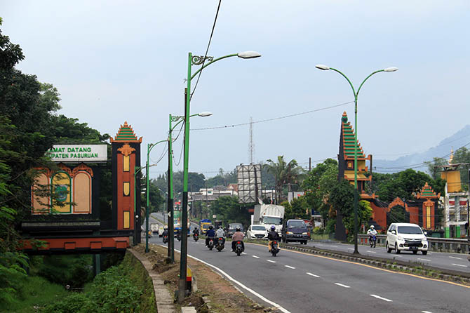 MASIH CERAH: Gapura perbatasan Kabupaten Pasuruan dan Malang di Purwodadi. (Mokhamad Zubaidillah/Radar Bromo)