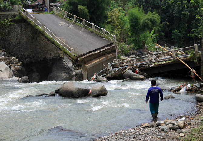 PATAH JADI TIGA: Jembatan Sumbersuko di Gempol yang ambruk. Perlu miliaran rupiah untuk membenahi jembatan ini. (Foto: M Zubaidillah/Jawa Pos Radar Bromo)