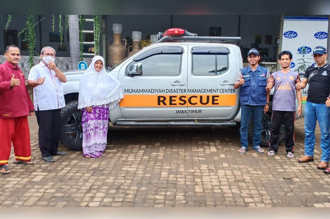 SINERGI: Ketua Lazismu Kabupaten Probolinggo, owner Lila Catering dan seluruh relawan siap menyalurkan bantuan para donatur.