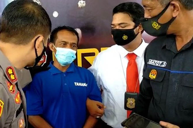 TERSANGKA: Kapolres Pasuruan AKBP Roriq Ripto Himawan (kiri) saat menginterogasi tersangka Mustamar. (Iwan Andrik/ Radar Bromo)