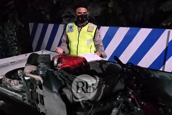 BARANG BUKTI: Kanit Lantas Polsek Gempol Iptu Johanes saat mengamankan motor korban. (Unit Lantas Polsek Gempol for Jawa Pos Radar Bromo)
