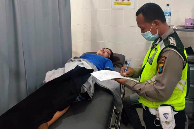 KORBAN JALAN RUSAK: Kondisi Elok Suharti, 29, saat dirawat di IGD Puskesmas Pandaan. (Rizal Syatori/ Radar Bromo)