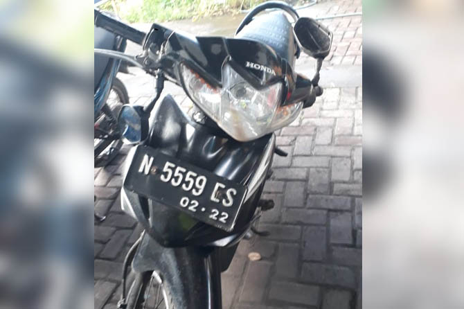 LAKA TUNGGAL: Motor Honda Revo milik korban diamankan di Poslantas Gempol. (Rizal Syatori/ Radar Bromo)