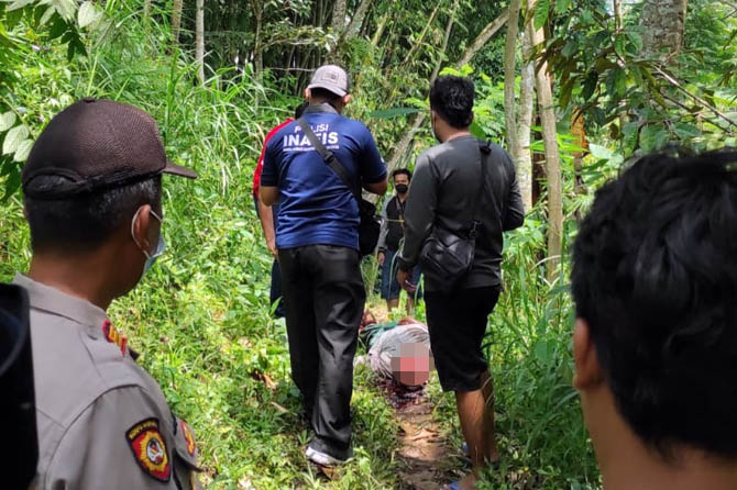 NAHAS: Petugas saat hendak mengevakuasi jenazah Jumanis. (Polsek Puspo for Jawa Pos Radar Bromo)