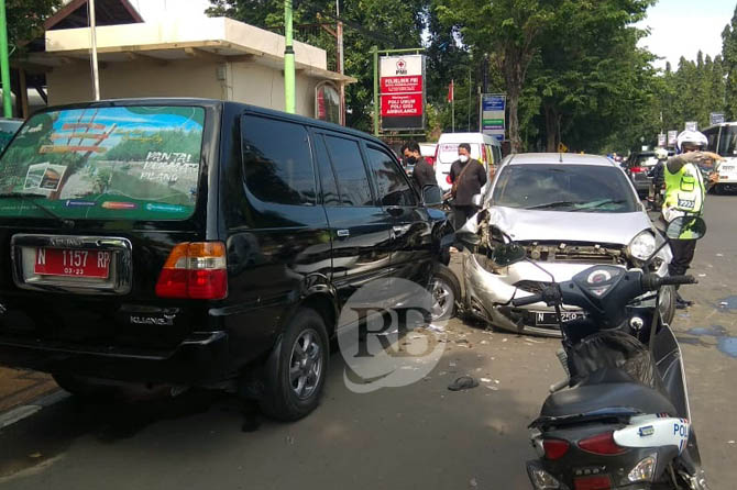 RINGSEK: Kendaraan yang terlibat kecelakaan di Jalan Soekarno-Hatta, depan SPBU Kasbah, Kota Probolinggo Kamis pagi (1/4). (Rizky Putra Dinasti/ Radar Bromo)
